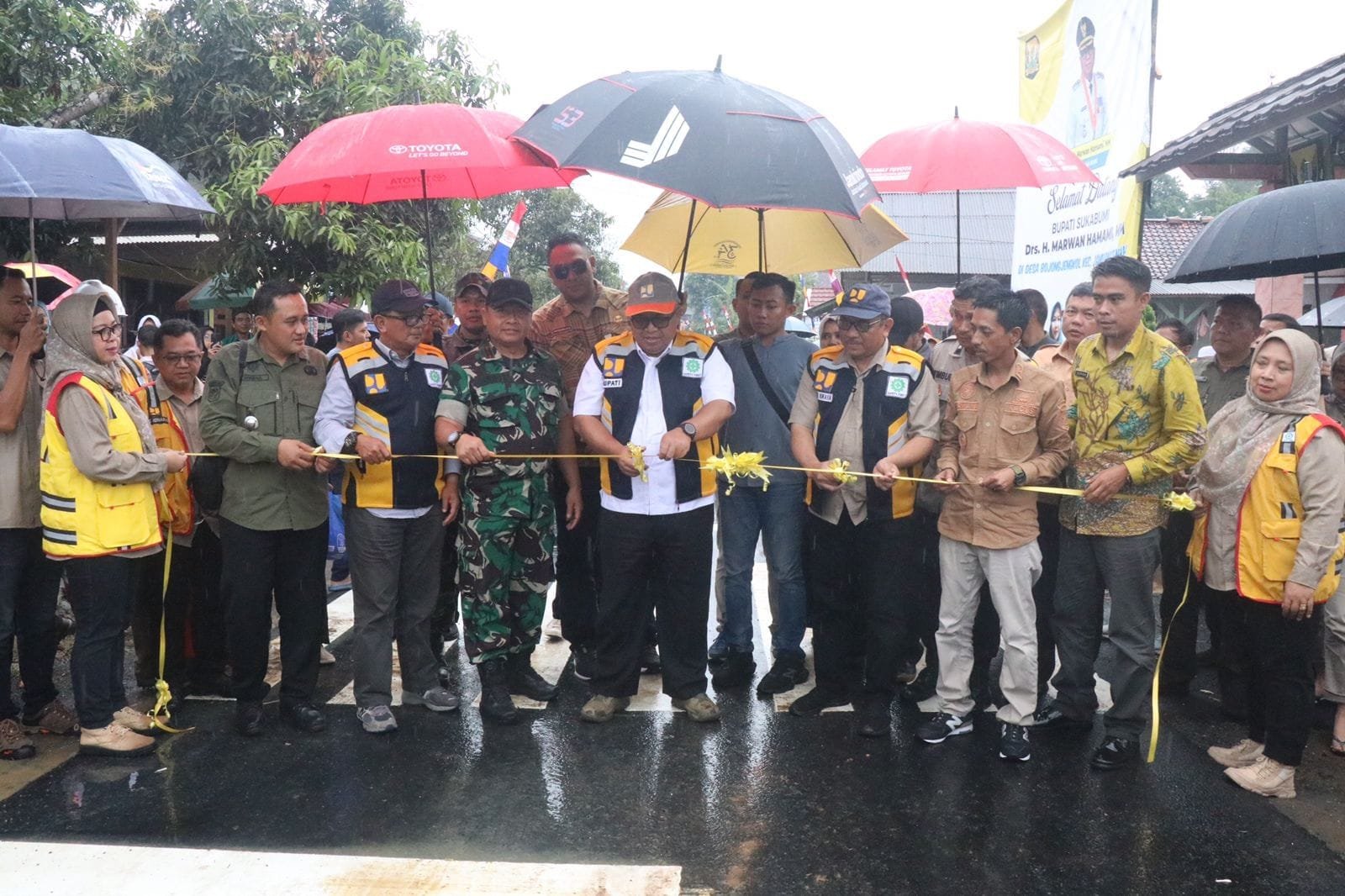 RESMIKAN DUA RUAS JALAN DI JAMPANG TENGAH, BUPATI "MENDUKUNG AKSES EKONOMI, PENDIDIKAN DAN KESEHATAN" 1 461153638 915210100640829 1425748166733089728 n
