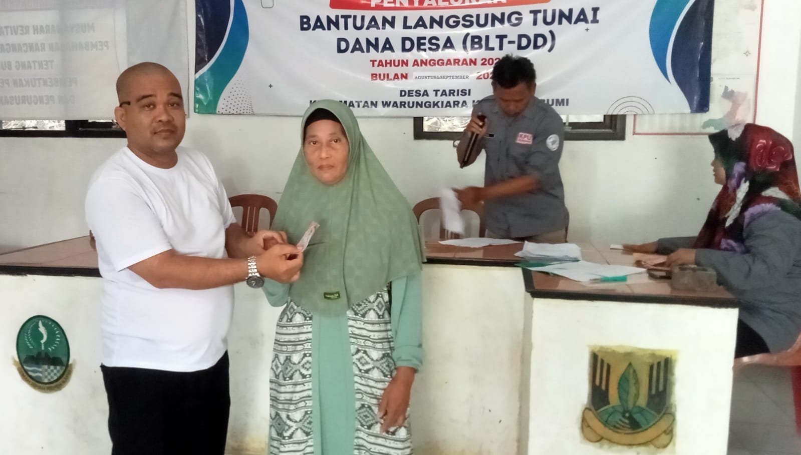 Penyaluran Bantuan Langsung Tunai (BLT) DD Anggaran Tahun 2024 Desa Tarisi Kec. Warungkiara 1 WhatsApp Image 2024 09 10 at 13.30.16
