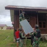 Atasi Kegelapan di Pedalaman Papua, Satgas Yonif 310/KK Pasang Instalasi Listrik Solar Cell WhatsApp Image 2024 09 19 at 08.24.07 1