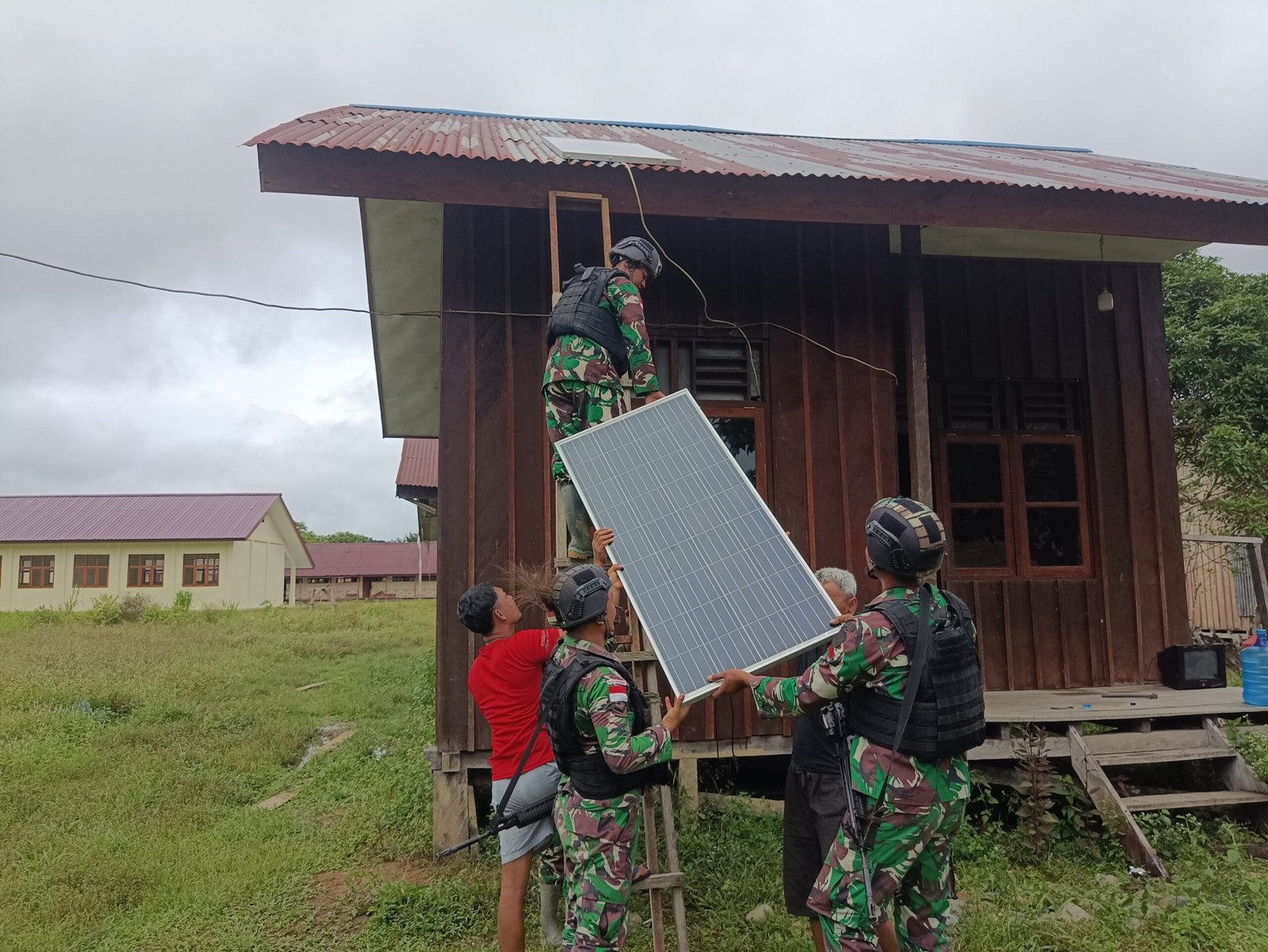 Atasi Kegelapan di Pedalaman Papua, Satgas Yonif 310/KK Pasang Instalasi Listrik Solar Cell 1 WhatsApp Image 2024 09 19 at 08.24.07 1 scaled