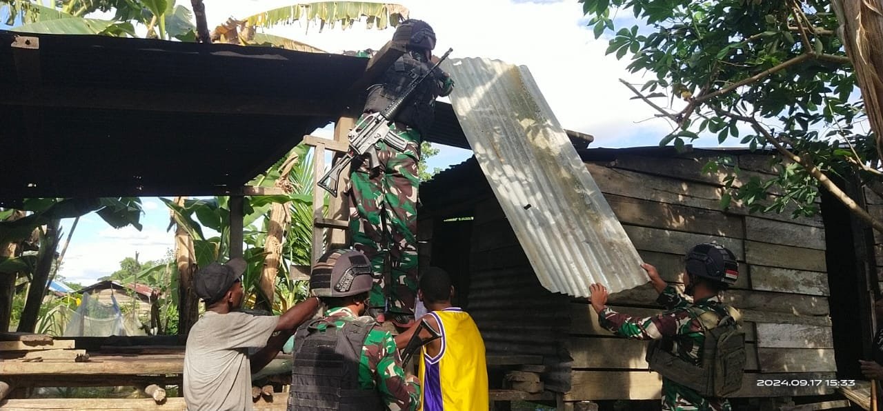 Buktikan Kepeduliannya Pada Masyarakat Perbatasan, Satgas Yonif 310/KK Perbaiki Rumah Warga 1 WhatsApp Image 2024 09 22 at 08.39.45