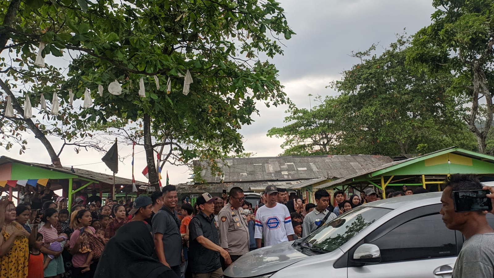 Polres Sukabumi Gelar Pra Rekonstruksi Pembunuhan di Citepus, Warga Kerumuni TKP 1 ae33bd4d 70ce 48f0 a147 f09fcc1a04aa