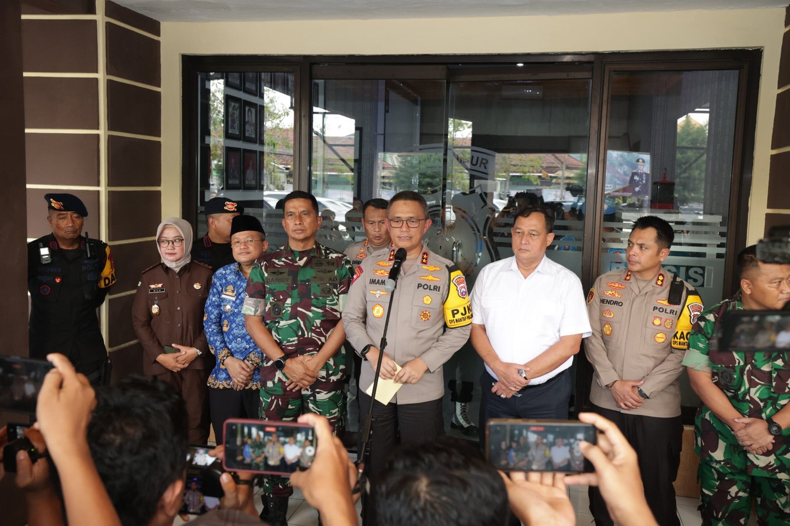 Gerak Cepat, Polda Jatim Terjunkan 4 Tim Tangani Peristiwa Pengeroyokan di Sampang 1 WhatsApp Image 2024 11 19 at 05.41.46 scaled