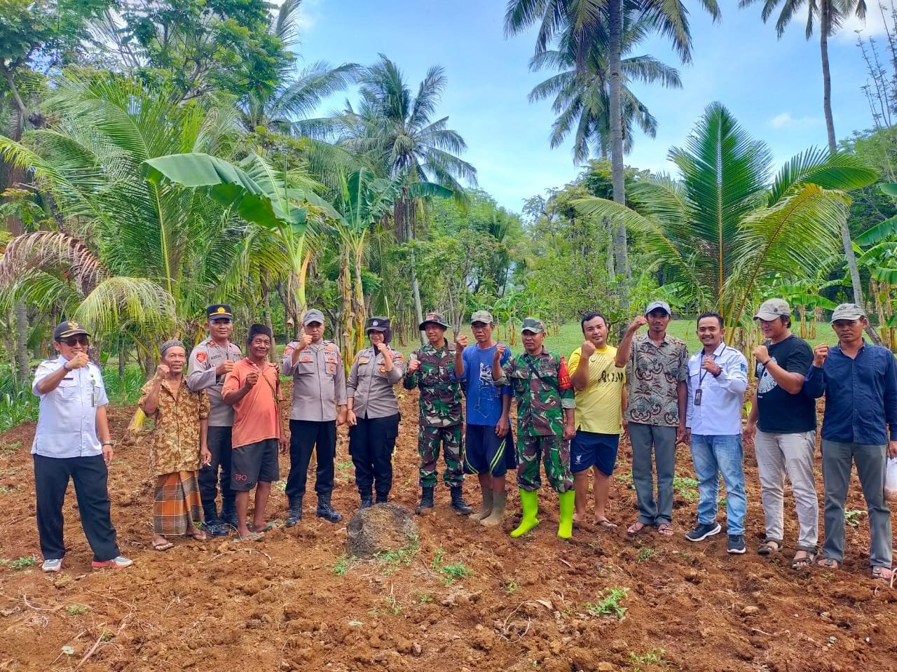 Polsek Masalembu Tanam Benih Jagung, Demi Mendukung Program Ketahanan Pangan Di Kecamatan Masalembu 1 WhatsApp Image 2024 11 21 at 20.47.27