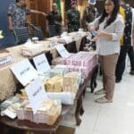 kejaksaan agung kejagung pamerkan barang bukti hasil penggeledahan perkara dugaan suap hakim kasus ronald tannur 4