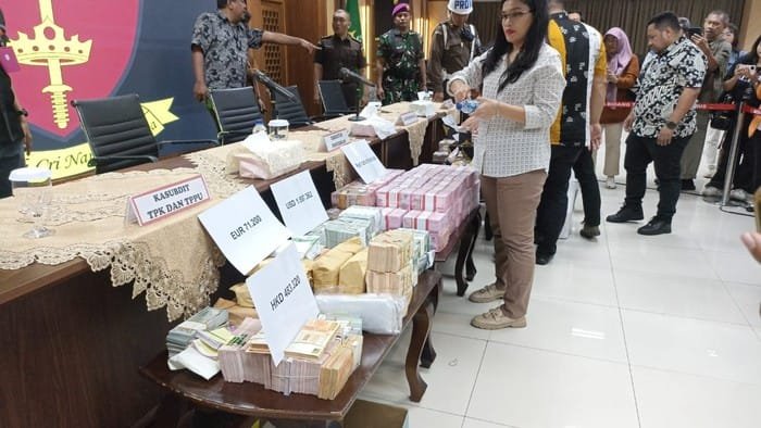 Kejagung Terus Dalami Kasus Suap Zarof Ricar, Fokus pada Penyetor dan Hakim Penerima Uang 1 kejaksaan agung kejagung pamerkan barang bukti hasil penggeledahan perkara dugaan suap hakim kasus ronald tannur 4