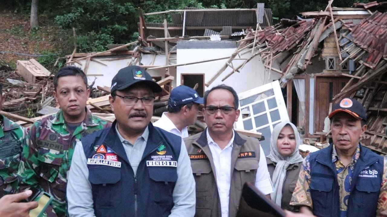 Mensos RI dan Sekda Sukabumi Salurkan Bantuan Korban Longsor, Pastikan Penanganan Bencana Berjalan Optimal 1 470057829 973120504849788 5036820231867976165 n