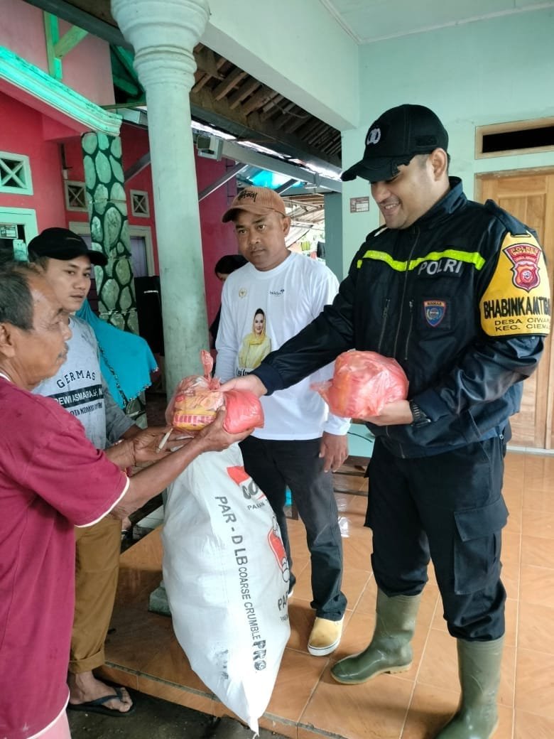 FORKOPIMCAM CIEMAS SALURKAN BANTUAN UNTUK KORBAN BANJIR DI WILAYAHNYA, MENCAPAI 900 PAKET BANTUAN DI DESA CIWARU 1 470175328 974334368061735 2878237957922708123 n