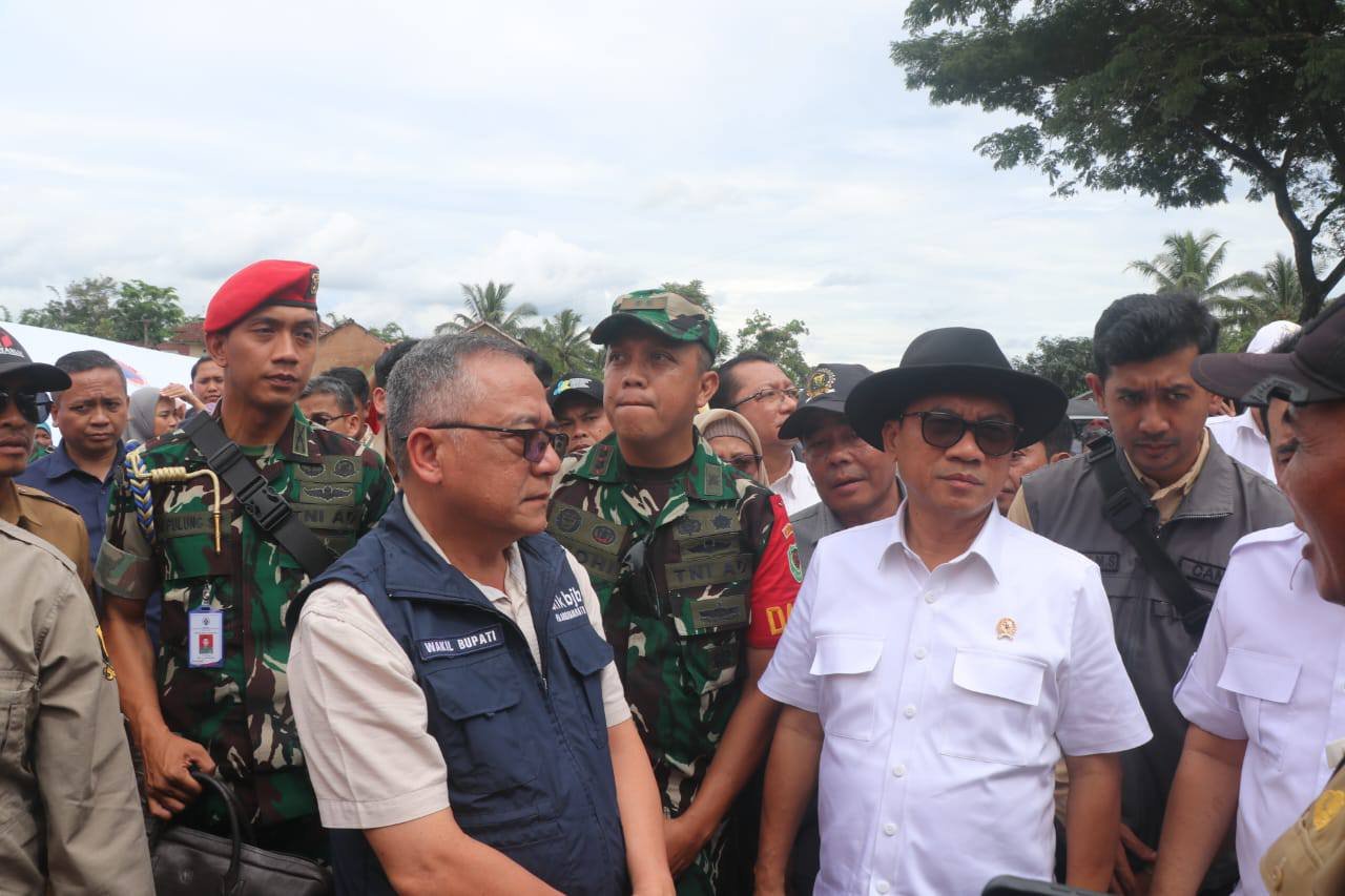 TINJAU LOKASI BENCANA, MENTERI DESA PASTIKAN PENGUNGSIAN DAN KEBUTUHAN DASAR TERPENUHI 1 471582070 981038460724659 6610835558916015714 n
