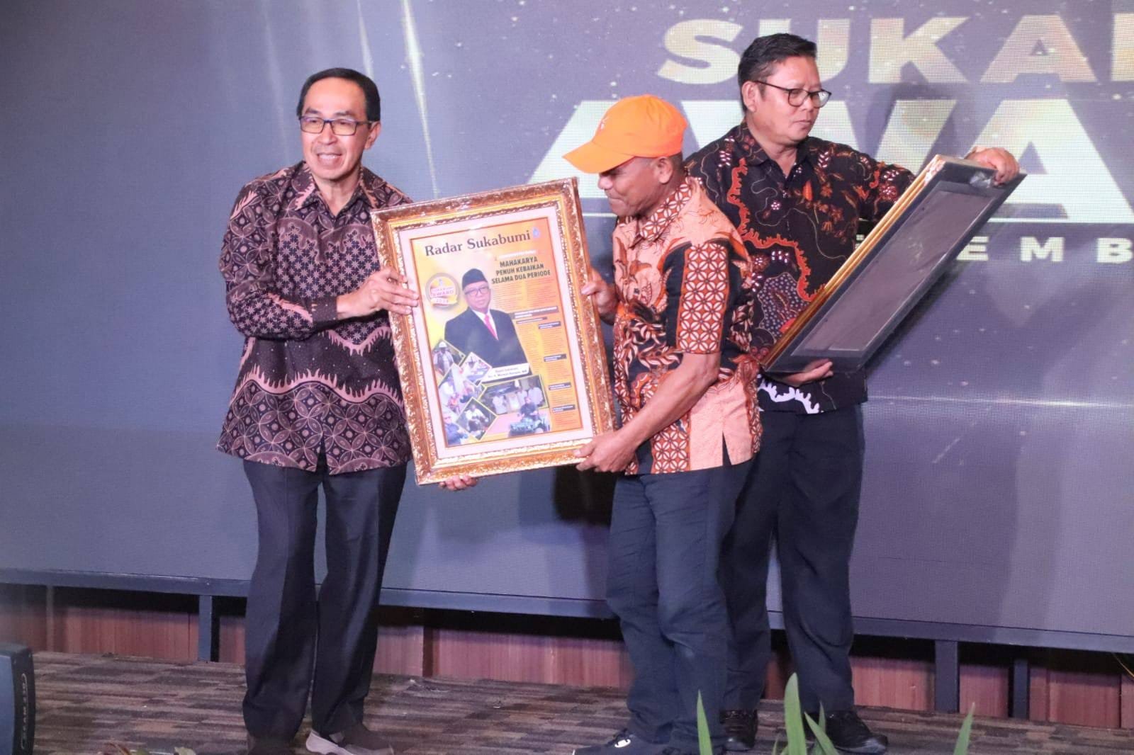 Bupati Marwan Terima Sukabumi Award dalam HUT Ke-16 Radar Sukabumi: Apresiasi atas Dedikasi dalam Pembangunan Daerah 1 472209246 986161113545727 3337631620897645239 n