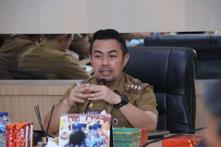 Risnandar Mahiwa, Pj Wali Kota Pekanbaru, Terjaring OTT KPK: Profil, Karier, dan Harta Kekayaannya 1 6721fae2cf8e4