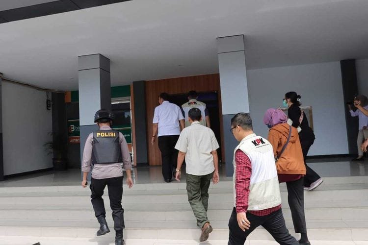 KPK Geledah Kantor Kadisnaker Bengkulu, Terkait Kasus Pemerasan Gubernur Rohidin 1 675008ae513fb