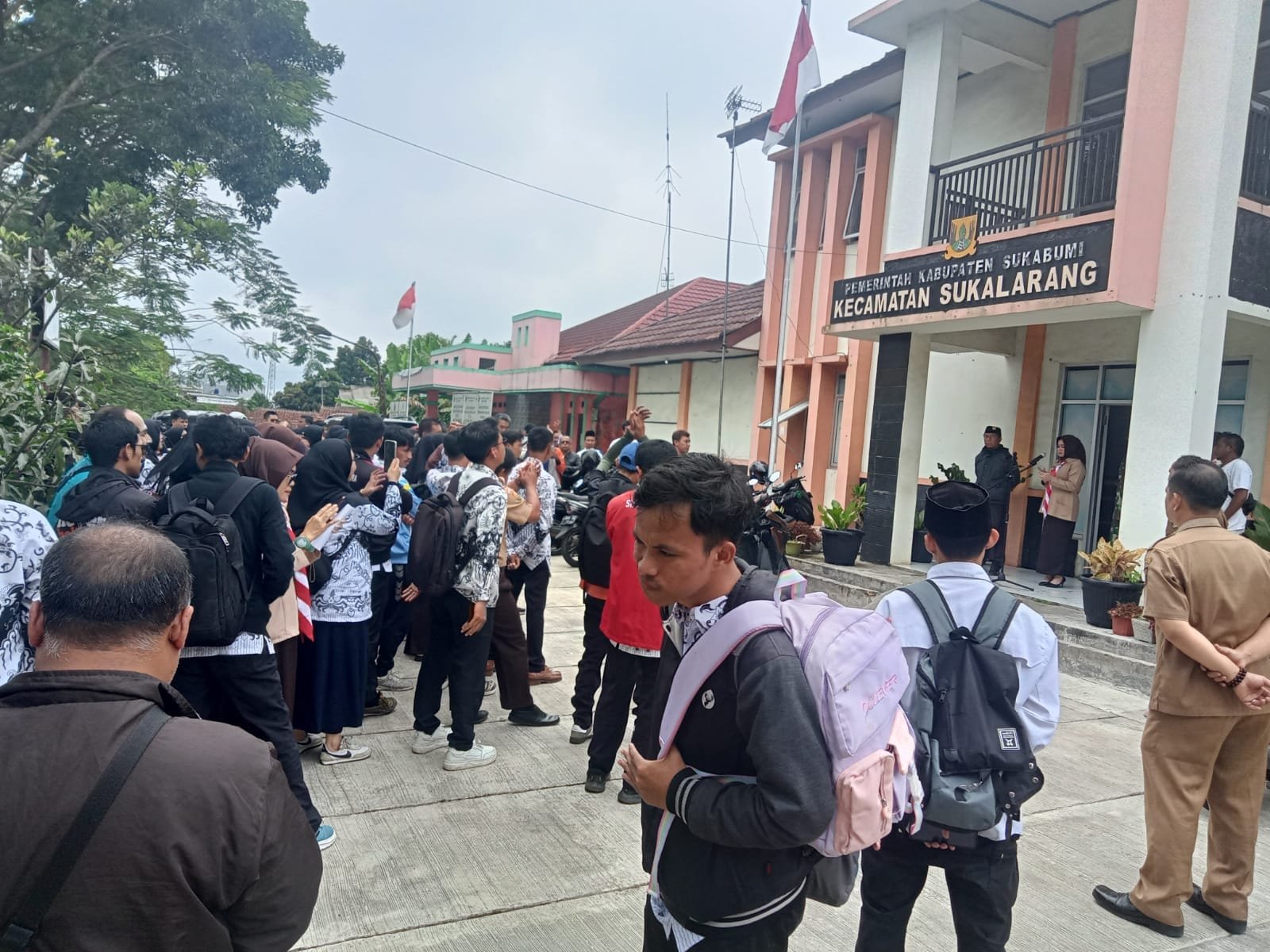 Diduga Karena Kurang Etika Camat Sukalarang Kabupaten Sukabumi di Demo Oleh Guru-Guru 1 WhatsApp Image 2024 12 02 at 18.43.49
