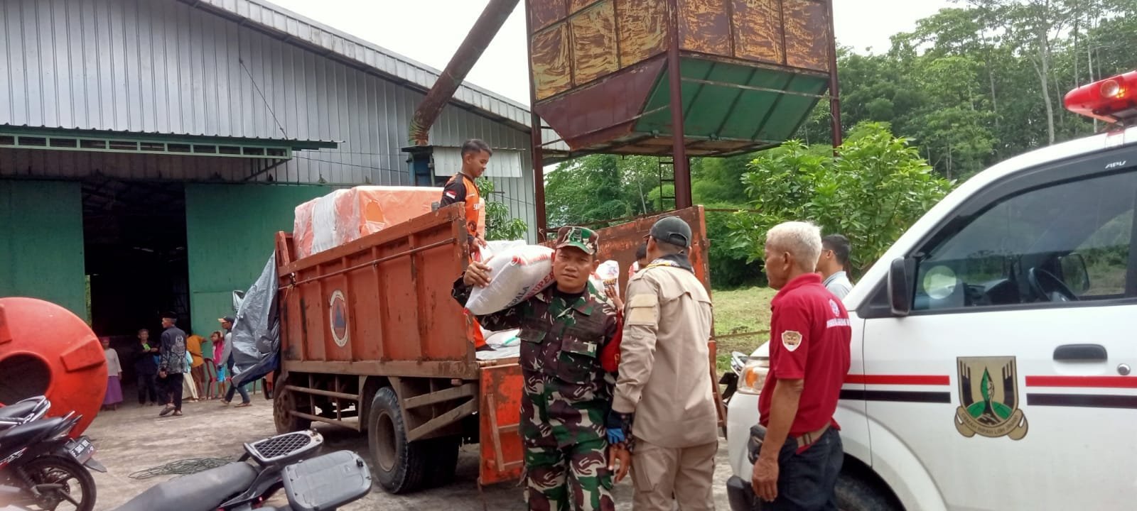 Pengungsian Warga Terdampak Bencana di Kecamatan Bantargadung: Koordinasi Antara Pemerintah dan Relawan Membantu Meringankan Beban 1 WhatsApp Image 2024 12 12 at 15.26.35