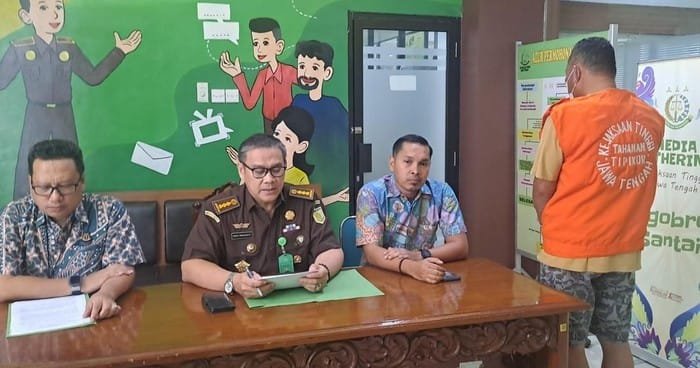 buronan kasus korupsi kejati kalbar saat dihadirkan di jumpa pers di kantor kejati jateng jumat 6122024 169