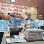 Polda Jatim Bongkar Sindikat Judi Online Internasional, Perputaran Uang Capai Rp 1,4 Triliun konferensi pers pengungkapan sindikat judi online jaringan internasional di polda jatim foto sri rahayudetikjatim 3 169