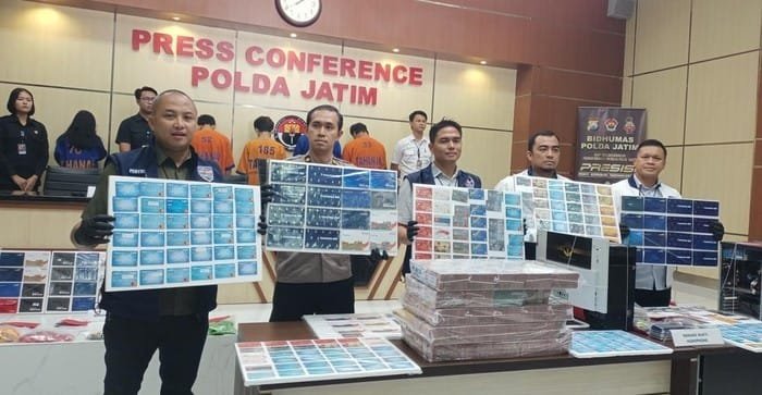 konferensi pers pengungkapan sindikat judi online jaringan internasional di polda jatim foto sri rahayudetikjatim 3 169