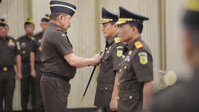 Jaksa Agung Lantik Rudi Margono Sebagai Jamwas dan Leonard Eben Ezer Sebagai Kabadiklat Kejaksaan RI 1 pelantikan dua pejabat baru kejagung oleh jaksa agung dok kejagung 169