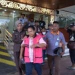 tersangka korupsi proyek jalan di bintuni dibawa menuju ke mobil tahanan 169