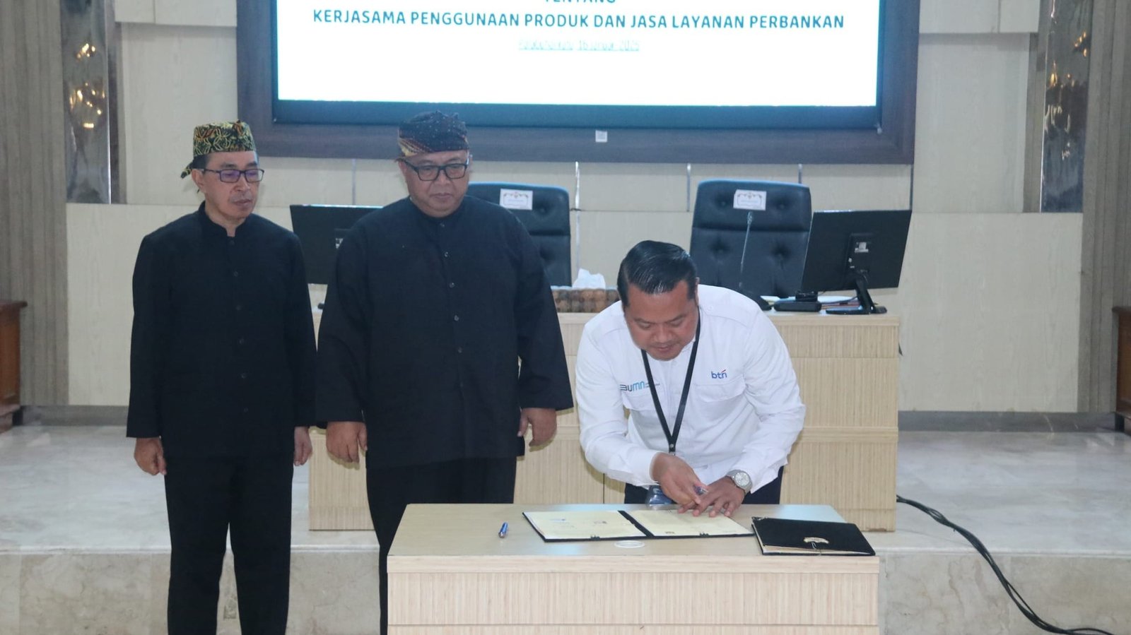 RAPAT DINAS BULAN JANUARI 2025: BUPATI SUKABUMI BAGIKAN PENGHARGAAN PRESTISIUS DAN TEGASKAN EVALUASI KINERJA 1 473753489 997705669057938 5926383098088875933 n