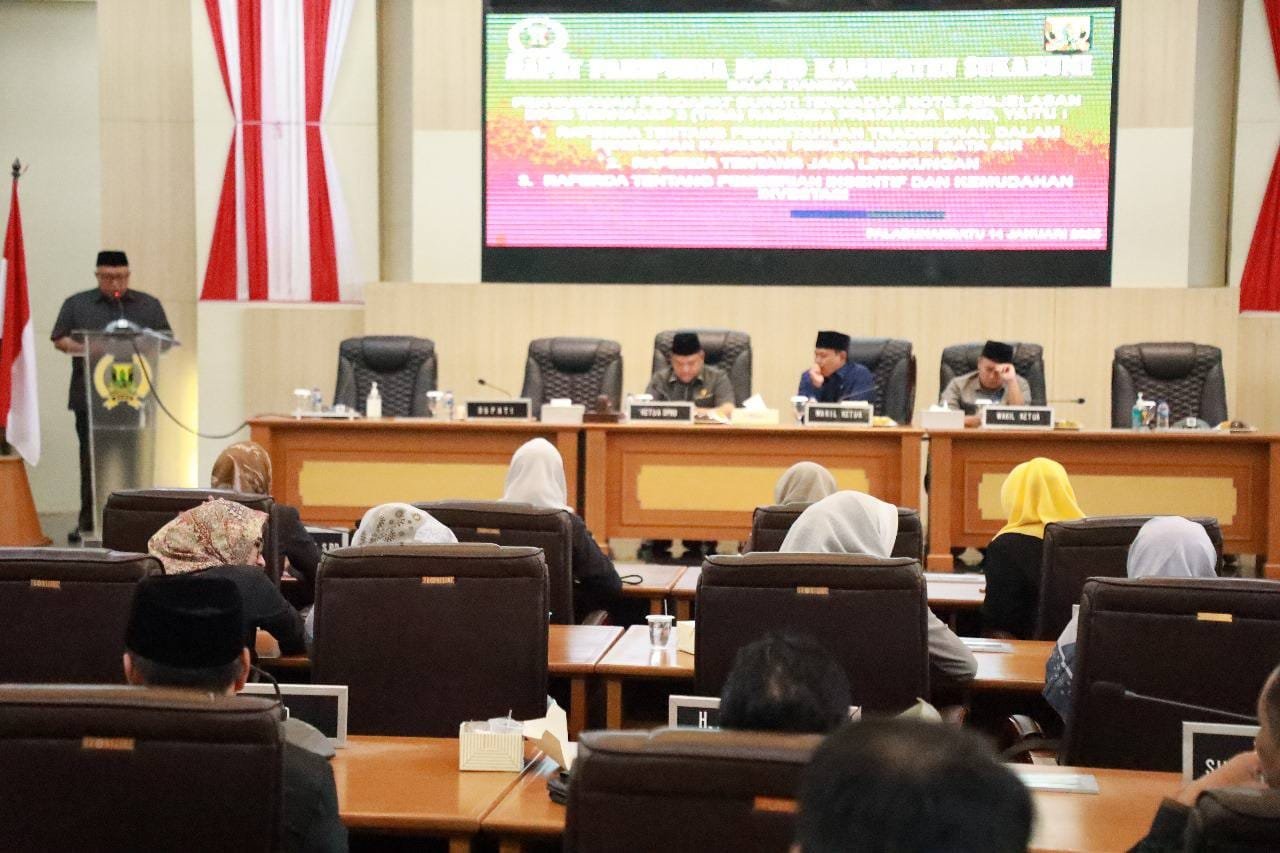 Bupati Sukabumi Sampaikan Nota Penjelasan Tiga Raperda di Rapat Paripurna DPRD 1 473766766 996279925867179 7152727418106256402 n