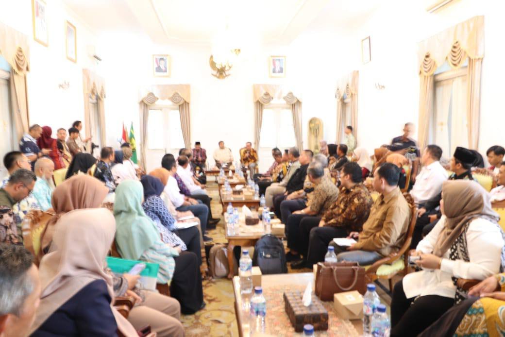 Pemkab Sukabumi dan BPJPH Bahas Sertifikasi Halal: Dorong Pertumbuhan Ekonomi dan Peningkatan Daya Saing Produk 1 474732473 1002542645240907 2038856551436868952 n