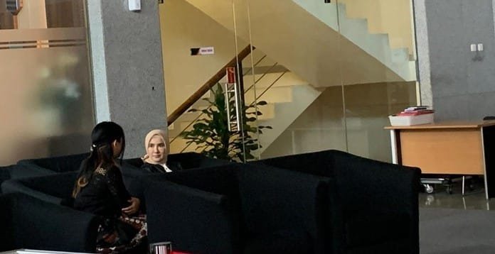 KPK Periksa Nicke Widyawati Terkait Kasus Pengadaan LNG, Penyidikan Terus Berlanjut dengan Penetapan Tersangka Baru 1 eks dirut petamina nicke widyawati hadiri pemeriksaan kpk terkait kasus lng 169