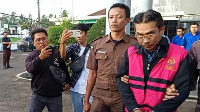 es tersangka kasus kredit modal kerja umum kmku pada kpri pedoman pandeglang arisdetikcom 169