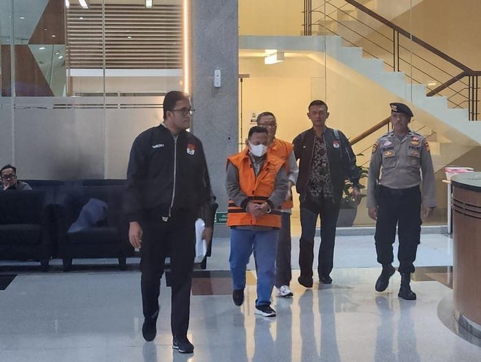 kpk tahan bupati situbondo karna suwandi sebagai tersangka korupsi dana pen adrialdetikcom 43