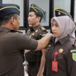 Kajari Satria Abdi Pimpin Upacara Kenaikan Pangkat 3 Jaksa dan 4 Pegawai di Kejaksaan Negeri Bantaeng IMG 20250218 WA00412 800x495 1