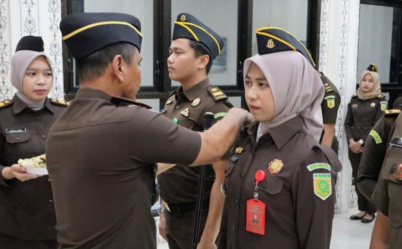 Kajari Satria Abdi Pimpin Upacara Kenaikan Pangkat 3 Jaksa dan 4 Pegawai di Kejaksaan Negeri Bantaeng 1 IMG 20250218 WA00412 800x495 1