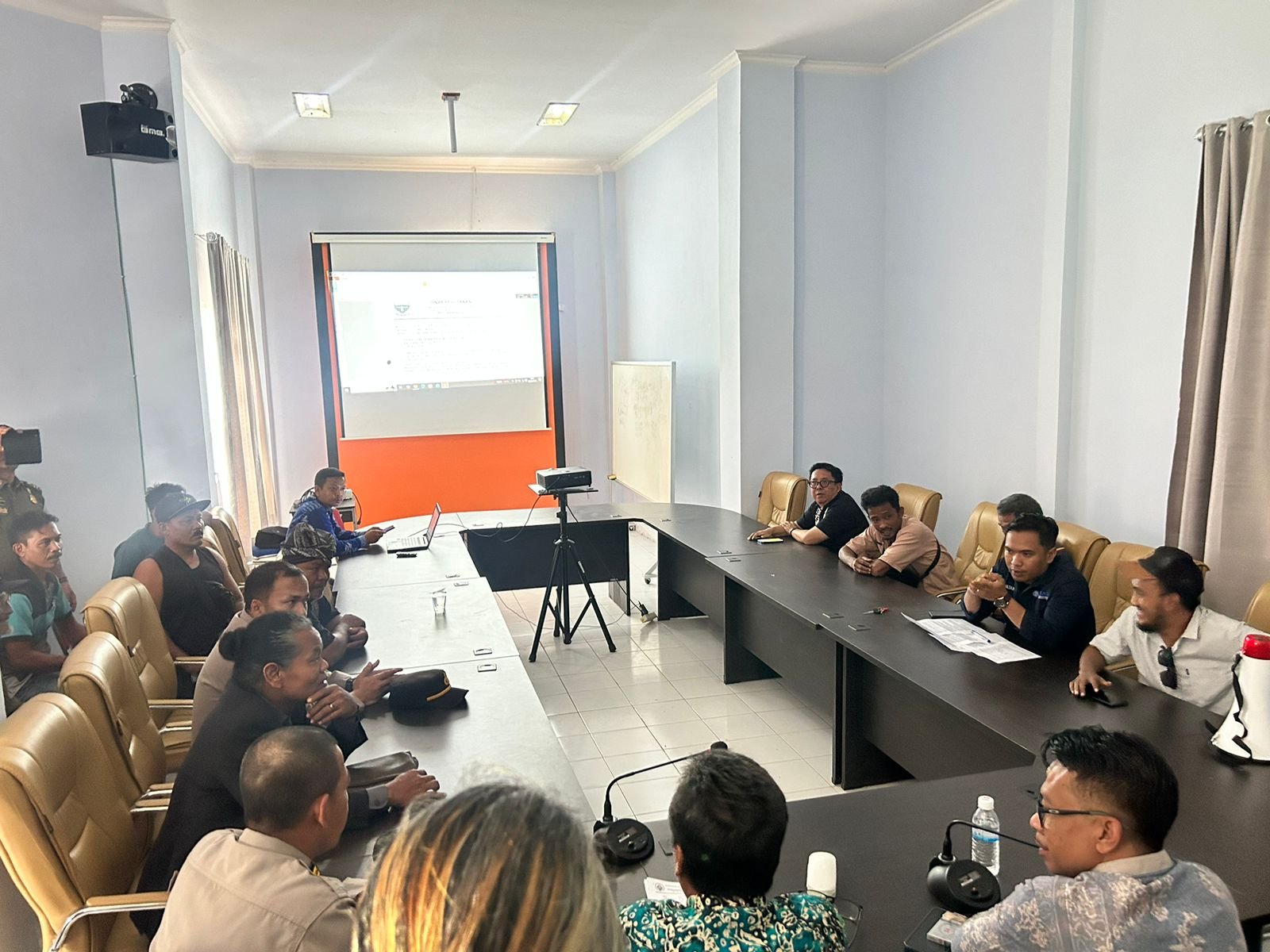 Massa Transmigrasi Geruduk Kantor Nakertrans Tanjab Timur, Dampak Konflik Dengan PT Kaswari Unggul 1 WhatsApp Image 2025 02 06 at 18.45.08