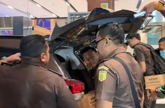 geledah 3 ruangan kantor anak buah bahlil kejagung sita 15 ponsel hingga 5 dus dokumen