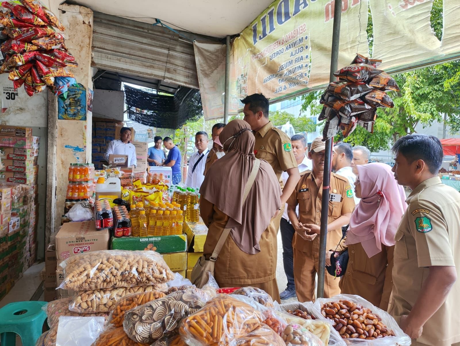 Tim Satgas Pangan Mengecek Peredaran Minyak Kita di Pasar Anom Sumenep tidak Menemukan Indikasi Pemalsuan* 1 72b468a1 a7b8 49ea b75d 783959bf50c5