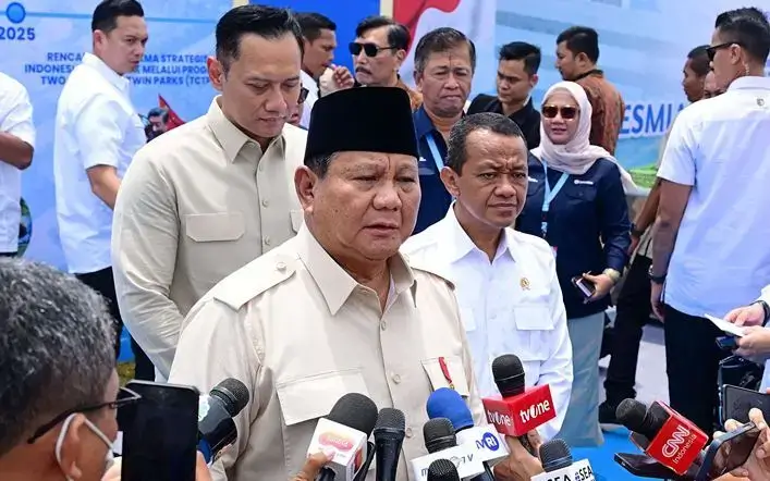 Presiden Prabowo Subianto didampingi Menteri ESDM Bahlil Lahadalia