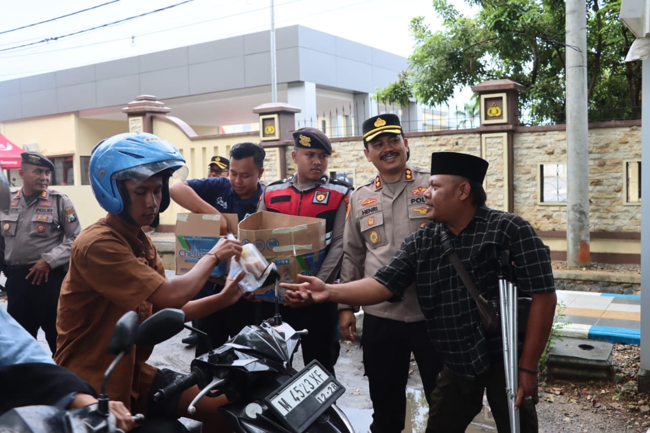 Ramadan Penuh Berkah: Bersama Komunitas Difabel, Polres Sumenep Bagi-bagi Takjil Kepada Pengendara 1 cf422671 31c0 4239 820c 9bce5d37eec3