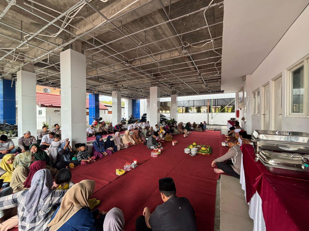 41 Anak Yatim di Bulan Suci Ramadan Menerima Santunan dari Kapolres Sumenep. 2 image 5