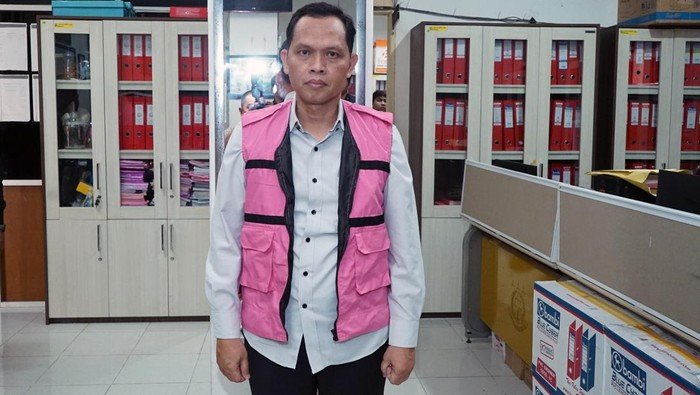 keterangan foto kadisbudparektaf sumut zumri sulthony memakai rompi kejaksaan dok istimewa 1741679564485 169