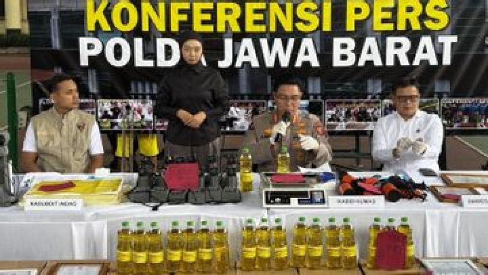 Polda Jabar Bongkar Peredaran Minyak Goreng MinyaKita Tak Sesuai SNI, Pelaku Terancam Hukuman Berat 1 polisi konferensi pers