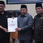 Paripurna DPRD Kabupaten Sukabumi: Bupati Asep Japar Sampaikan LKPJ 2024, Tegaskan Komitmen Transparansi dan Perbaikan Pembangunan FB IMG 1745997421472