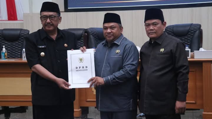 Paripurna DPRD Kabupaten Sukabumi: Bupati Asep Japar Sampaikan LKPJ 2024, Tegaskan Komitmen Transparansi dan Perbaikan Pembangunan 1 FB IMG 1745997421472