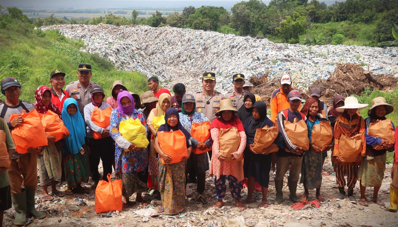 Kapolres Sumenep Gelar Baksos di TPA Wujud Kepedulian Terhadap Sesama 1 WhatsApp Image 2025 04 11 at 12.31.31 ac5a6415