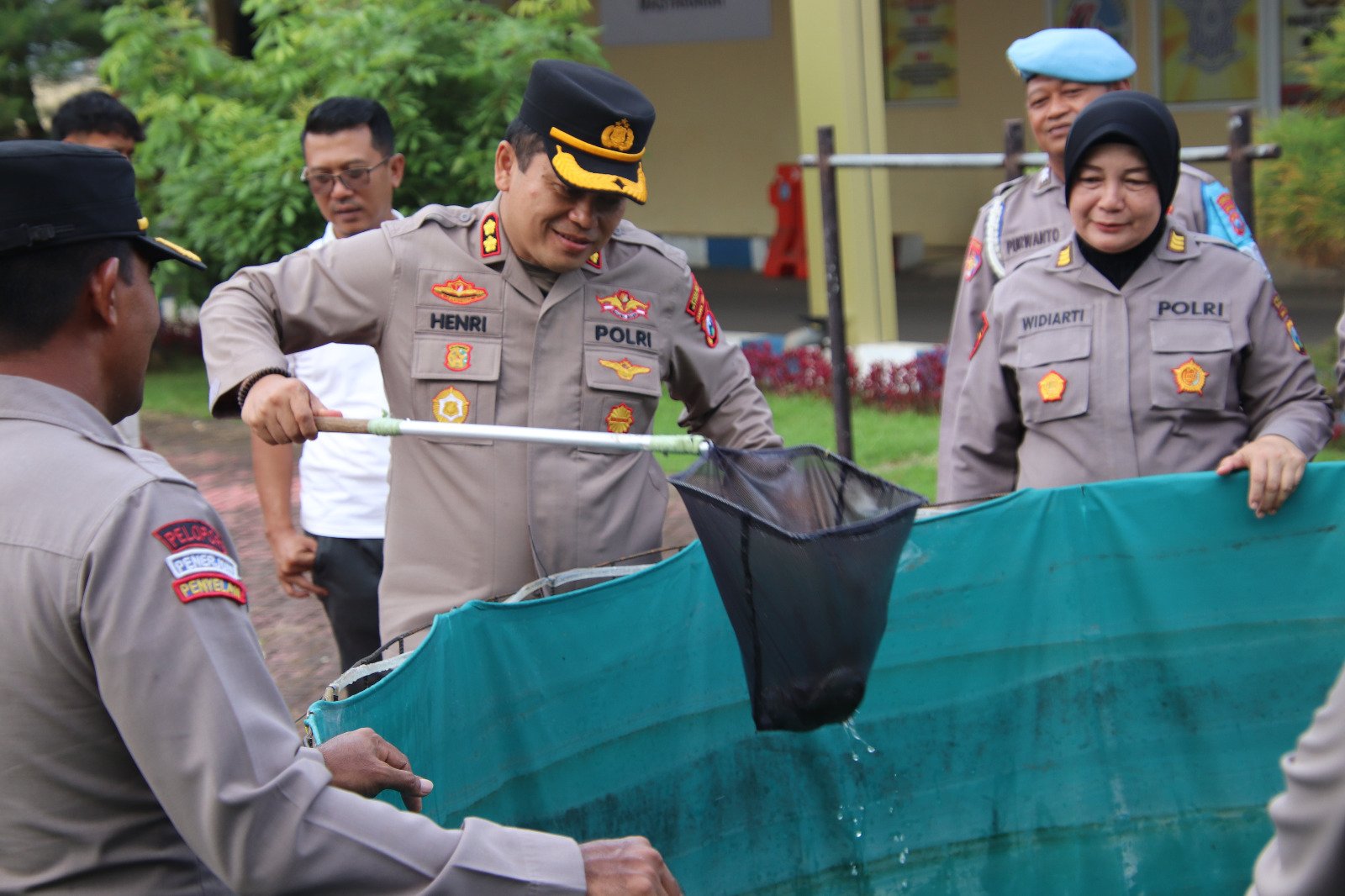 Wujud Nyata Dukungan Ketahanan Pangan dan Inspirasi bagi Masyarakat, Polres Sumenep Panen Ikan Lele 1 WhatsApp Image 2025 04 13 at 12.59.54 cc16bd40