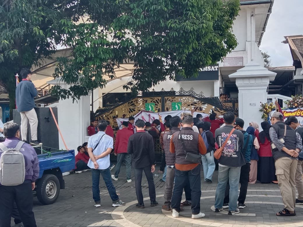 Mahasiswa IMM Gelar Aksi di Balaikota Sukabumi, Soroti Dugaan Penyalahgunaan Wewenang dalam Program Wakaf 1 WhatsApp Image 2025 04 14 at 18.47.49 21355bc1