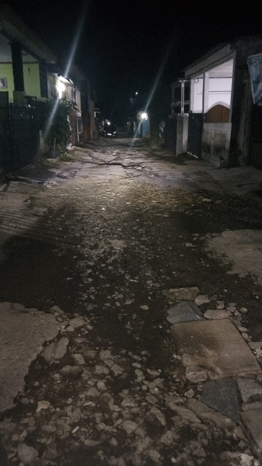 Jalan Pangaritan di Kelurahan Sindangpalay Butuh Perhatian Serius, Warga Harap Segera Diperbaiki 1 WhatsApp Image 2025 04 16 at 20.42.40 ec477604
