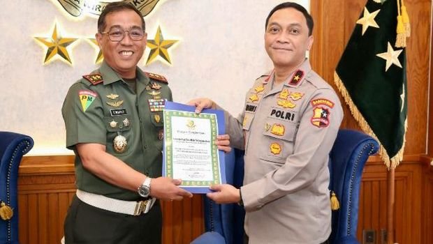 Brigjen Eko Hadi Santoso Terima Pin Kehormatan dari Puspomad: Wujud Apresiasi Sinergi TNI-Polri dalam Pemberantasan Narkoba 2 brigjen eko mendapatkan pin kehormatan dari puspomad 1745986453999 169