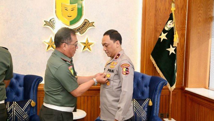 Brigjen Eko Hadi Santoso Terima Pin Kehormatan dari Puspomad: Wujud Apresiasi Sinergi TNI-Polri dalam Pemberantasan Narkoba 1 brigjen eko mendapatkan pin kehormatan dari puspomad 1745986454059 169