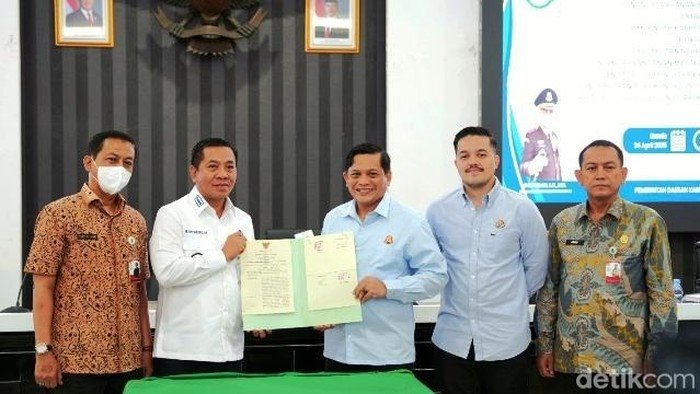 Kejaksaan Negeri Karawang Raih Penghargaan atas Pemulihan Keuangan Negara Rp80 Miliar 1 bupati karawang saat melakukan penyerahan penghargaan kepada kejari karawang 1745572875318 169