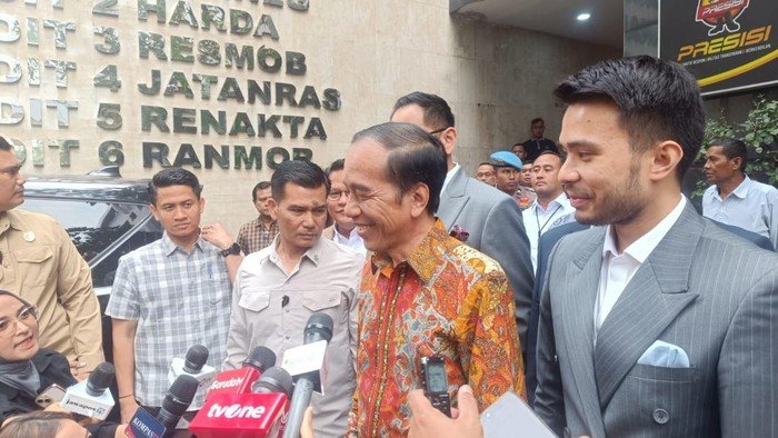 Presiden Jokowi Laporkan 5 Orang atas Tuduhan Ijazah Palsu: Gunakan Pasal Fitnah hingga UU ITE 1 jokowi kemeja batik cokelat rizkydetikcom 1745991430766 169