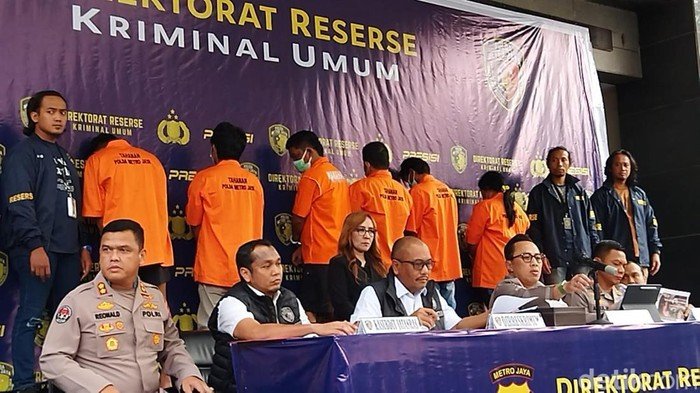 Ketua GRIB Harjamukti Ditangkap Paksa, Polisi Sebut Terlibat Pengancaman dan Miliki Senpi Ilegal 1 konferensi pers kasus mobil polisi dibakar massa di depok kurniawan fadilahdetikcom 1745231857877 169